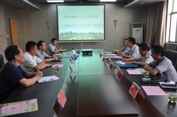 牟大勇一行还参观了校园并观看了"水韵太极协会"同学们的太极表演.
